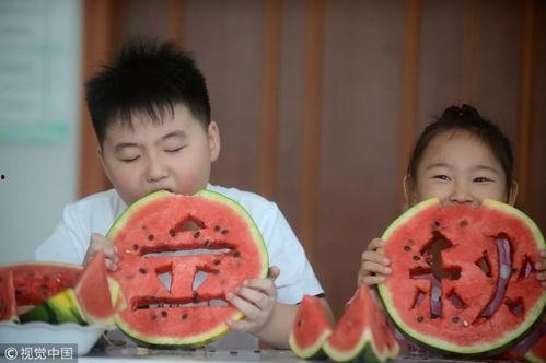 老外眼中的吃瓜,外国视角下的中国“吃瓜群众”现象解析